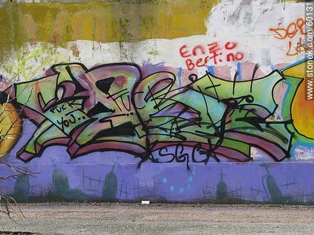 Grafiti en muro de Cementerio en el Buceo - Departamento de Montevideo - URUGUAY. Foto No. 60131