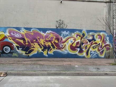 Grafiti en muro de Cementerio en el Buceo - Departamento de Montevideo - URUGUAY. Foto No. 60127