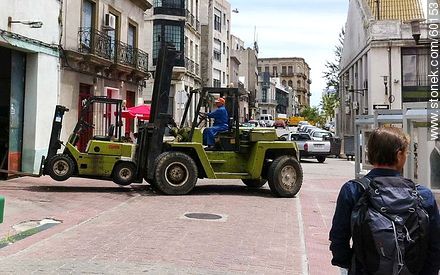 Carrying a forklift - Department of Montevideo - URUGUAY. Photo #60153