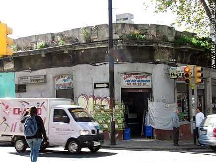 Gran tienda Los Dos Hermanos en la esquina de Constituyente y Magallanes - Departamento de Montevideo - URUGUAY. Foto No. 60241