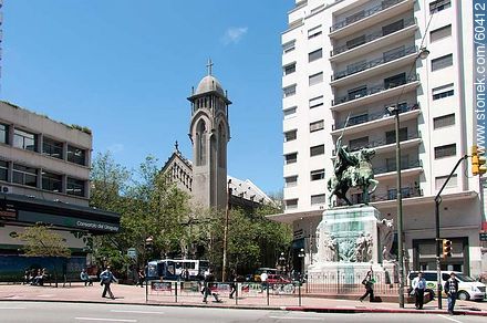 Monumento al Gaucho. Iglesia Adventista - Departamento de Montevideo - URUGUAY. Foto No. 60412