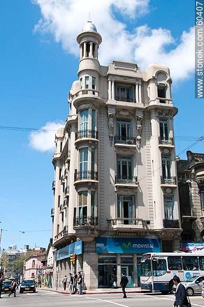Old building on the corner of Avenida 18 de Julio and Minas St. - Department of Montevideo - URUGUAY. Photo #60407
