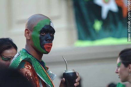 Drinking mate before the parade - Department of Montevideo - URUGUAY. Photo #60586