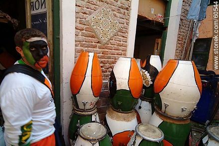 Aprontando los tambores para el desfile de Llamadas. Pianos, repiques y chicos - Departamento de Montevideo - URUGUAY. Foto No. 60544