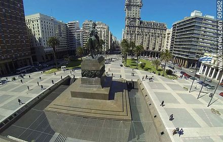 Vista aérea de la plaza Independencia. Monumento a Artigas - Departamento de Montevideo - URUGUAY. Foto No. 60662
