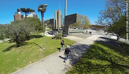 Plaza de la Bandera en Tres Cruces - Departamento de Montevideo - URUGUAY. Foto No. 60645