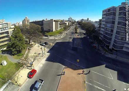 Vista aérea de Bulevar Artigas mirando al norte. Esquina con Bulevar España - Departamento de Montevideo - URUGUAY. Foto No. 60872