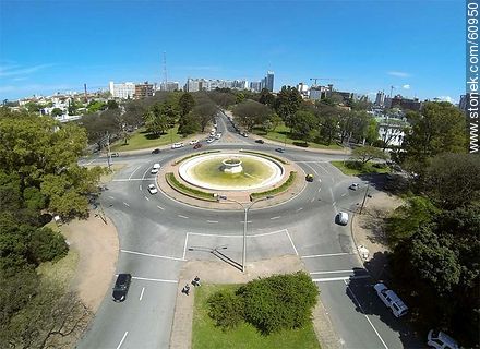 Foto aérea de la fuente de la Avenida Ricaldoni y Dr. Luis Morquio - Departamento de Montevideo - URUGUAY. Foto No. 60950