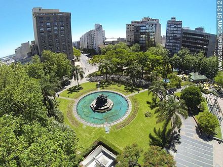 Foto aérea de la Plaza Fabini. Monumento al Entrevero - Departamento de Montevideo - URUGUAY. Foto No. 61312