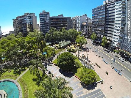 Foto aérea de la Plaza Fabini. Monumento al Entrevero - Departamento de Montevideo - URUGUAY. Foto No. 61318