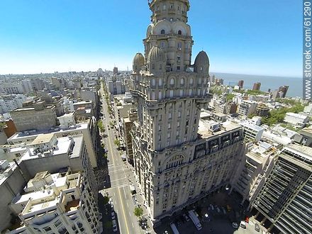 Foto aérea del Palacio Salvo y la avenida 18 de Julio - Departamento de Montevideo - URUGUAY. Foto No. 61290