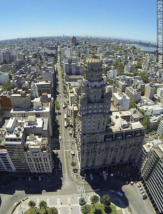 Foto aérea del Palacio Salvo y la avenida 18 de Julio - Departamento de Montevideo - URUGUAY. Foto No. 61293