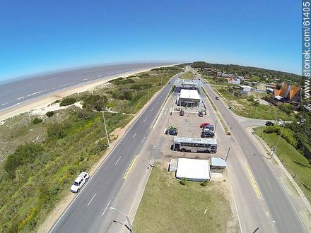 Vista aérea de la Rambla Costanera de Canelones. Estación Ancap. Fin de la doble vía - Departamento de Canelones - URUGUAY. Foto No. 61405