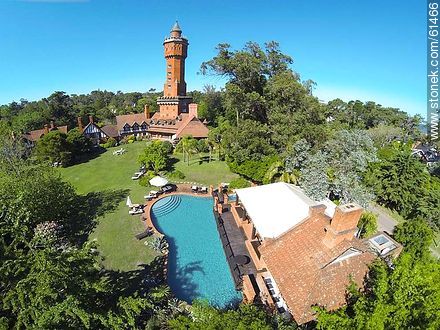 Foto aérea de los jardines y piscina del hotel - Punta del Este y balnearios cercanos - URUGUAY. Foto No. 61466