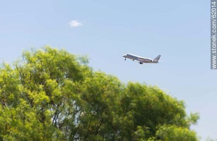 Jet decolando del aeropuerto de Laguna Del Sauce - Punta del Este y balnearios cercanos - URUGUAY. Foto No. 62014