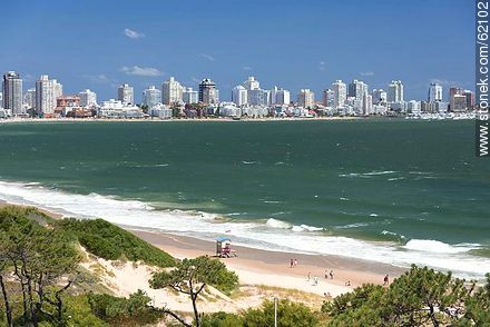 Playa Mansa y vista de las torres de la Península un día ventoso - Punta del Este y balnearios cercanos - URUGUAY. Foto No. 62102