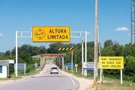 Limited height of the bridge over the river Yí - Durazno - URUGUAY. Photo #62137