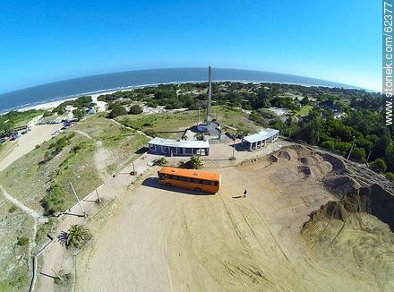 Obelisco y terminal de ómnibus en la playa - Departamento de Canelones - URUGUAY. Foto No. 62377