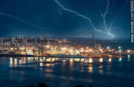 Thunderstorm in the night port activity in Montevideo - Department of Montevideo - URUGUAY. Photo #62462