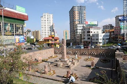 Plaza Manolito Benett frente al Estadio Olímpico Hernando Siles - Bolivia - Otros AMÉRICA del SUR. Foto No. 62788