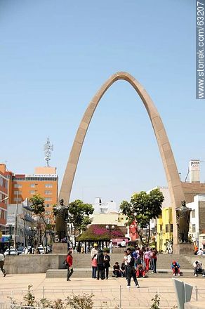 Parabolic arch in tribute to Coronel Bolognesi and Admiral Grau - Perú - Others in SOUTH AMERICA. Photo #63207