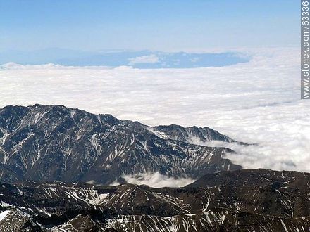La Cordillera de los Andes con picos nevados en un mar de nubes - Chile - Otros AMÉRICA del SUR. Foto No. 63336