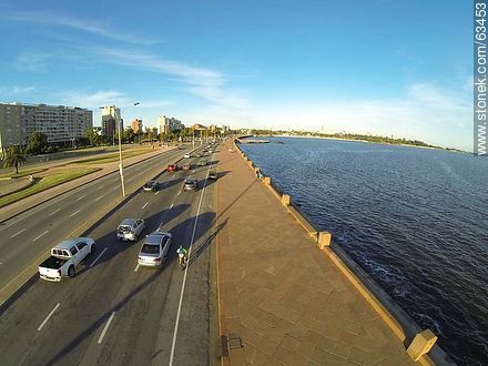 Vista aérea de la Rambla Argentina en el Barrio Sur sobre el Río de la Plata - Departamento de Montevideo - URUGUAY. Foto No. 63453