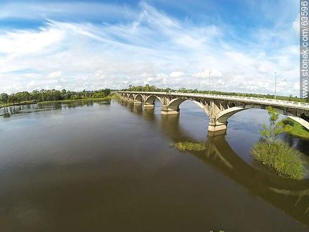 Foto aérea del puente en Ruta 5 sobre el Río Negro - Departamento de Tacuarembó - URUGUAY. Foto No. 63596