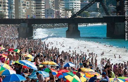 Crowd on the beach in Viña. Pier Vergara - Chile - Others in SOUTH AMERICA. Photo #63878