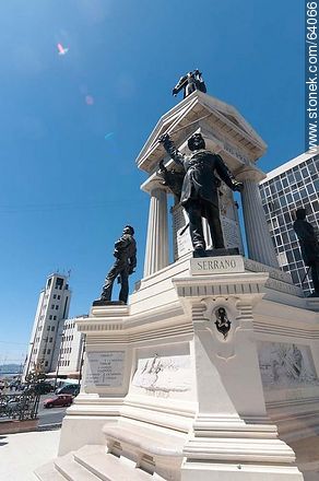 Monumento a los Héroes de Iquique. Estatua de Serrano. Bajorrelieves de Punta Gruesa e Iquique - Chile - Otros AMÉRICA del SUR. Foto No. 64066