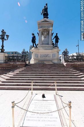 Monumento a los Héroes de Iquique. Estatuas de Serrano y Riquelme - Chile - Otros AMÉRICA del SUR. Foto No. 64065
