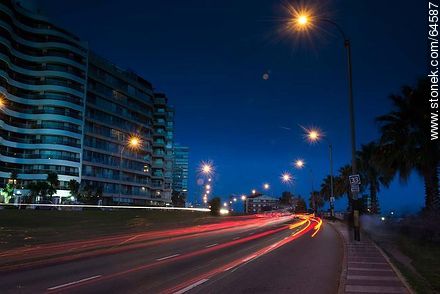 Estelas de las luces de los autos al anochecer en la rambla - Departamento de Montevideo - URUGUAY. Foto No. 64587