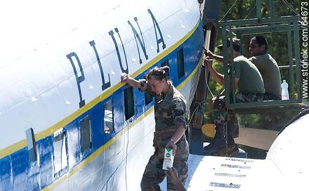 Mujer militar trabajando en la restauración de un avión Boeing DC-3 de Pluna - Departamento de Montevideo - URUGUAY. Foto No. 64673