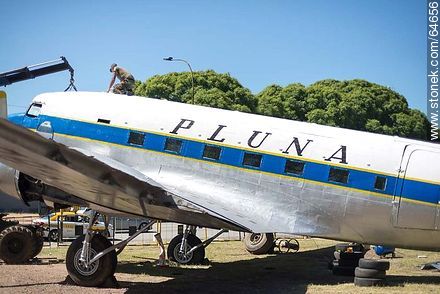 Restauración de un avión Boeing DC-3 de Pluna - Departamento de Montevideo - URUGUAY. Foto No. 64656
