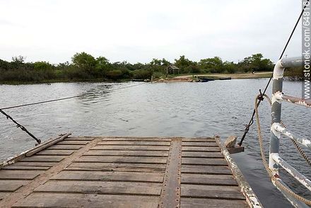 Cruce en balsa del arroyo Parao, afluente del Río Cebollatí - Departamento de Treinta y Tres - URUGUAY. Foto No. 64816