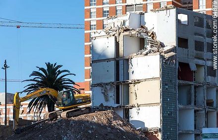 Etapa de la demolición del complejo CH20 en la Rambla Argentina (2014) - Departamento de Montevideo - URUGUAY. Foto No. 64879