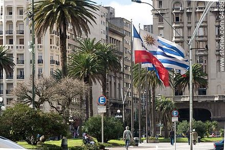 Banderas nacionales en la plaza Independencia - Departamento de Montevideo - URUGUAY. Foto No. 64865