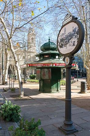 Antiguos cartel y kiosco con el fondo de la Catedral Metropolitana - Departamento de Montevideo - URUGUAY. Foto No. 64857