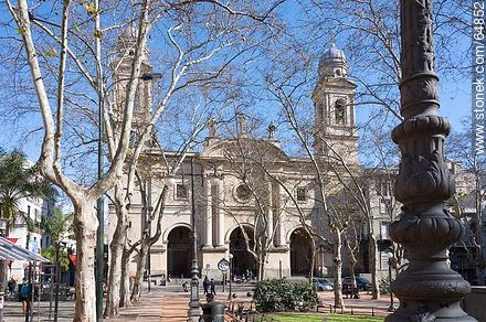Catedral Metropolitana. Antigua columna del alumbrado público - Departamento de Montevideo - URUGUAY. Foto No. 64852