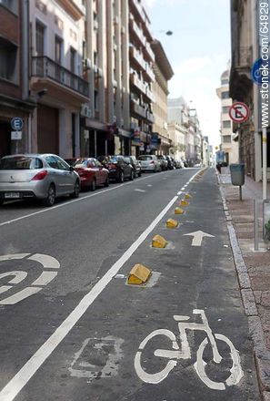 Ciclovía en la calle Misiones - Departamento de Montevideo - URUGUAY. Foto No. 64829