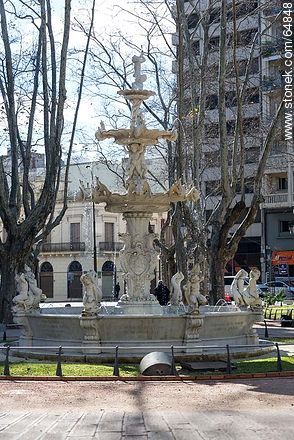 Fountain in Plaza Constitución - Department of Montevideo - URUGUAY. Photo #64848