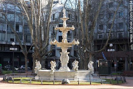 Fountain in Plaza Constitución - Department of Montevideo - URUGUAY. Photo #64834