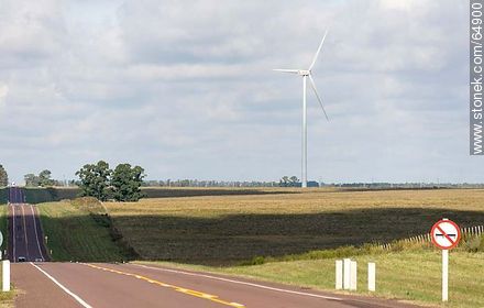 Wind generation in Route 5. 3 winged windmills - Tacuarembo - URUGUAY. Photo #64900