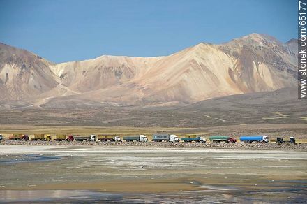 Lago Chungará. Nevados de Quimsachata. Fila de camiones aguardando turno en el puesto fronterizo - Chile - Otros AMÉRICA del SUR. Foto No. 65177