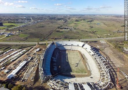 Foto aérea del avance de obra de construcción del estadio del Club A. Peñarol al 15 de agosto de 2015 - Departamento de Montevideo - URUGUAY. Foto No. 65002