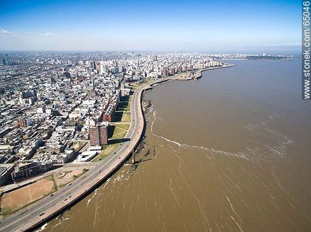 Foto aérea de un sector de la Ciudad Vieja. Ramblas Francia y Gran Bretaña - Departamento de Montevideo - URUGUAY. Foto No. 65046