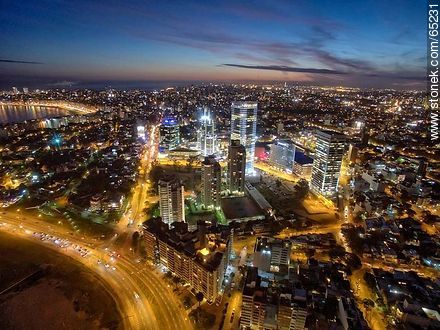 Foto aérea nocturna de la rambla Armenia y World Trade Center Montevideo - Departamento de Montevideo - URUGUAY. Foto No. 65231
