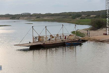 Raft for crossing vehicles across the lagoon Garzon, before the bridge construction - Department of Rocha - URUGUAY. Photo #65272