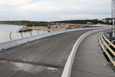 Etapa final de la construcción del puente sobre la laguna Garzón - Departamento de Rocha - URUGUAY. Foto No. 65271