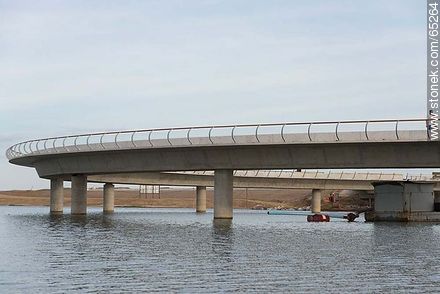 Etapa final de la construcción del puente sobre la laguna Garzón - Departamento de Rocha - URUGUAY. Foto No. 65264